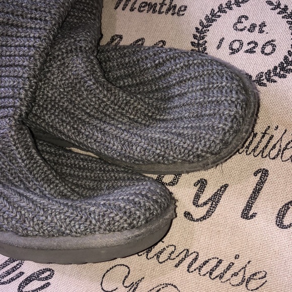 Ugg boots. Size 7! Grey in color! Good condition! - Picture 2 of 7